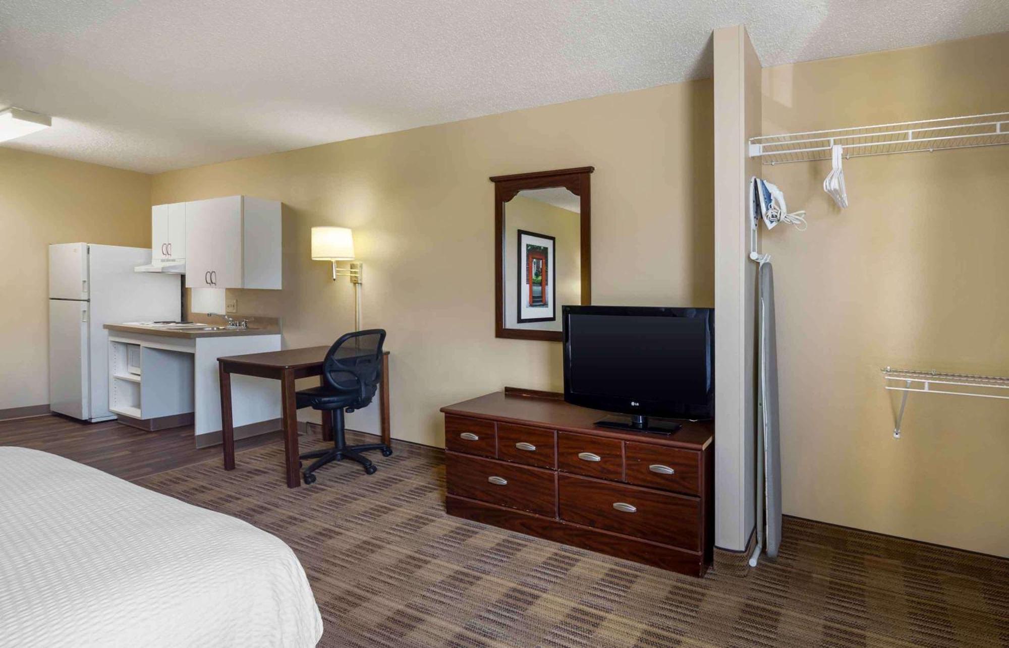 Extended America - - Nw Expressway Hotel